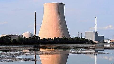 Wirtschaftsreferent und OB streiten über die Auswirkungen längerer Laufzeiten von Atomkraftwerken (hier Isar 1) auf die Stadt.