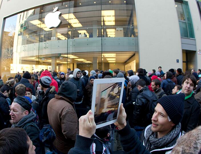 Rund 400 Menschen drängten am Morgen auf den Münchner Apple-Store, um ein neues iPad zu ergattern.