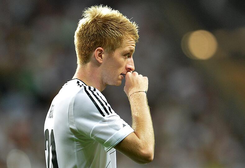 MARCO REUS: Note 3. Vor Anpfiff als Fußballer des Jahres geehrt, startete er sofort mit frechen Tempo-Dribblings durch, feine Pässe in die Tiefe.