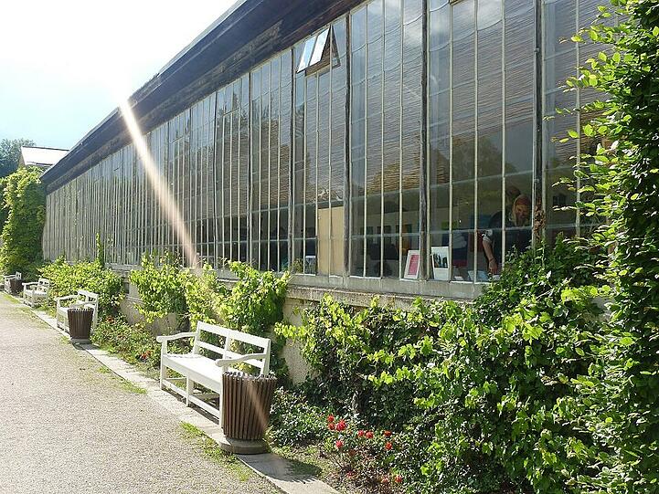 Das Geranienhaus im Sonnenschein: Jetzt wird saniert.