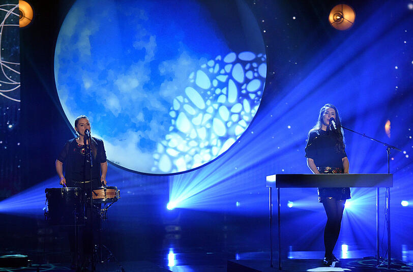 Die Schwestern Josepha (l) und Cosima Carl vom Duo Joco beim ESC-Vorentscheid in Köln.