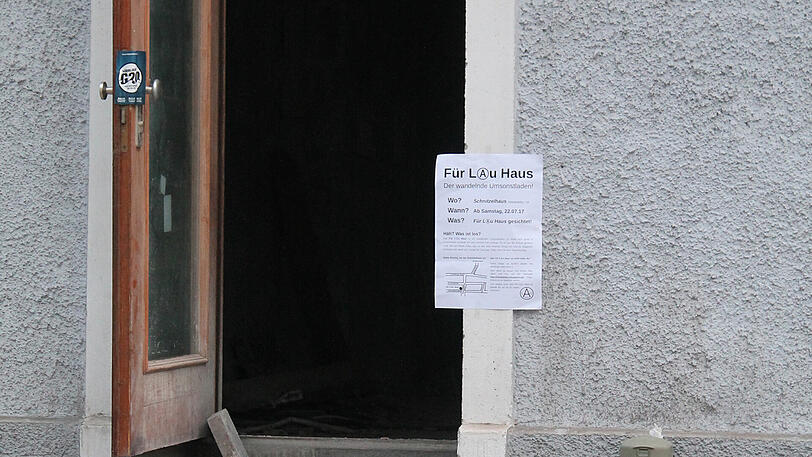 Aktivisten besetzten das "Schnitzelhaus" in der Holzapfelstraße 10. Polizisten beendeten die Aktion.