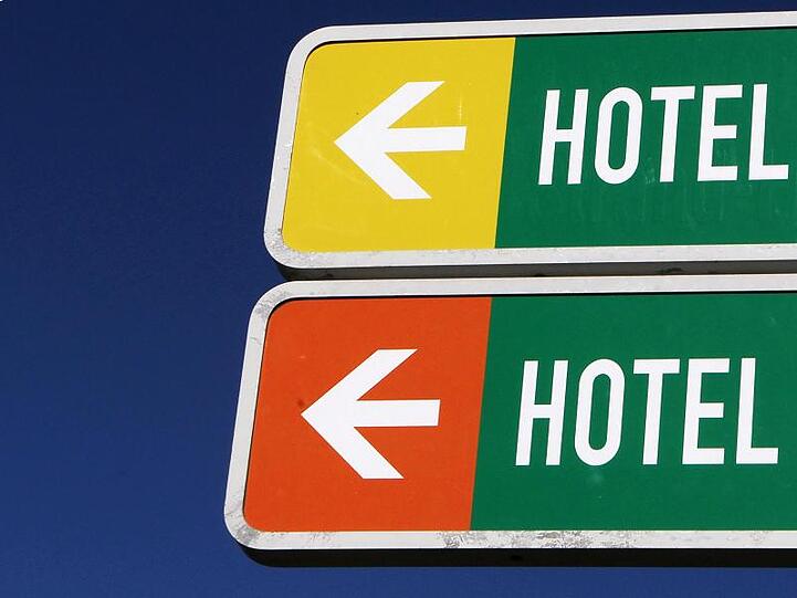 Schilder weisen den Weg zu Hotels. Foto: Bernd Wüstneck/Archivbild
