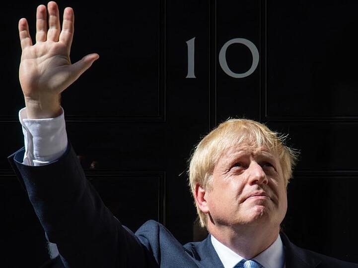 Hier wollte er immer hin: Boris Johnson, neuer Premierminister von Großbritannien, vor der 10 Downing Street.