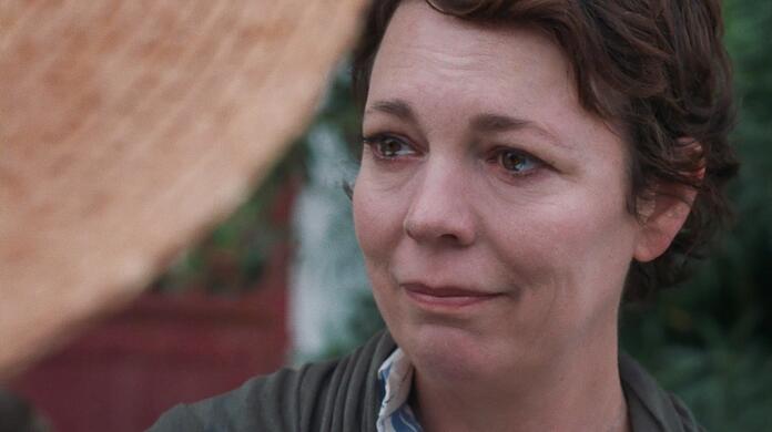 In Olivia Colman als Leda kommen auf einer griechischen Insel ihr bisher unbekannte Gefühlen hoch.
