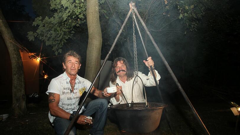 Freunde und Nachbarn in Tutzing: Leslie Mandoki und Peter Maffay grillen gern und oft zusammen. Freunde und Nachbarn in Tutzing: Leslie Mandoki und Peter Maffay grillen gern und oft zusammen.