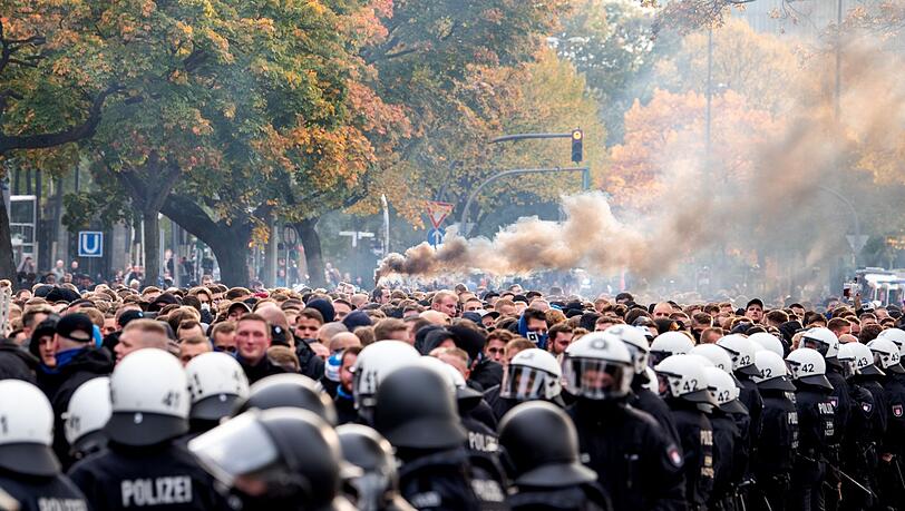 Der DFB hat Fans und Polizei zu einem respektvollen Umgang miteinander aufgerufen.
