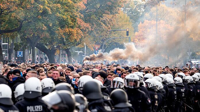 Der DFB hat Fans und Polizei zu einem respektvollen Umgang miteinander aufgerufen.