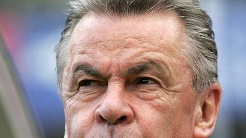 Ottmar Hitzfeld, jetzt Schweizer Trainer, behält die Bayern (kritisch) im Blick.