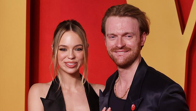 Claudia Sulewski und Finneas O'Connell bei der Vanity Fair Oscar Party 2024.