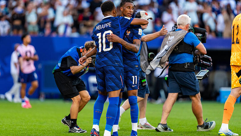 Kylian Mbappé (l.) lockt Michael Olise zu Real Madrid. Ob er am Ende Erfolg hat? Kylian Mbappé (l.) lockt Michael Olise zu Real Madrid. Ob er am Ende Erfolg hat?