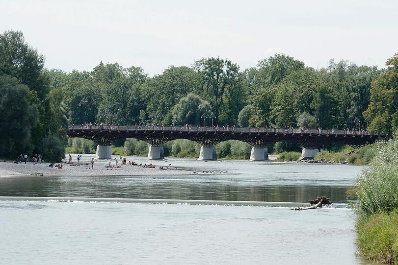 Die Isar mit Isarbrücke am Münchner Zoo. Als eine der wenigen Flüsse der Nordalpen erhielt sie in Sachen ökologischer Intaktheit eine gute Bewertung.
