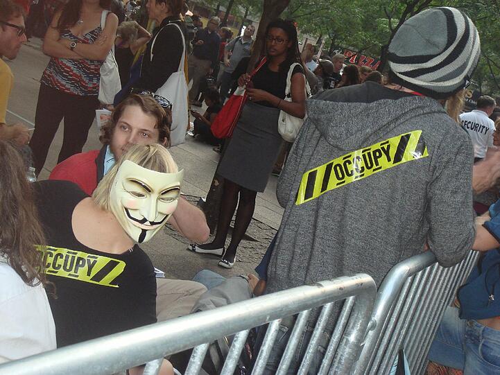 Sitzstreik mitten im New Yorker Finanzdisktrikt. Der Bereich ist zwar abgesperrt, aber jeder kommt problemlos durch die Zugänge rein und raus. Die Polizei schaut zu.