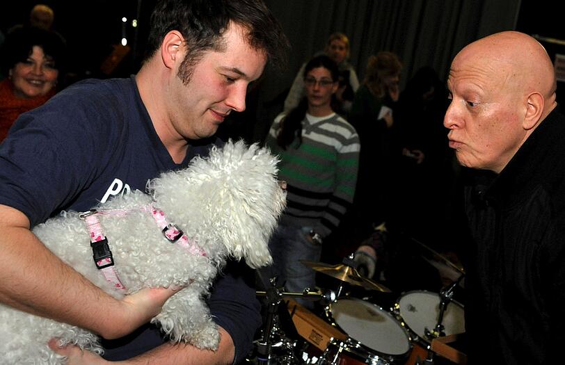 Die Musicaldarsteller Erwin Windegger (r) und Daniel Prohaska beim "Belltest" mit Hund Baffy.