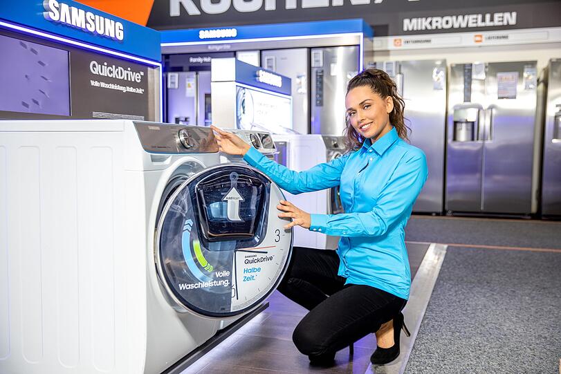 Bei den Samsung-Haushaltsgeräten machte Samira das Rennen: "Besonders spannend fand ich die Herausforderung, das Produkt in den Vordergrund zu rücken, anstatt sich selbst oder Mode. Das habe ich in der Form noch nie gemacht. Waschmaschinen sind auf den ersten Blick ein ungewöhnliches Setting. Aber es war klasse, mit dem Produkt zu interagieren. Ich habe mein Bestes gegeben und bin deshalb glücklich, dass es geklappt hat!"