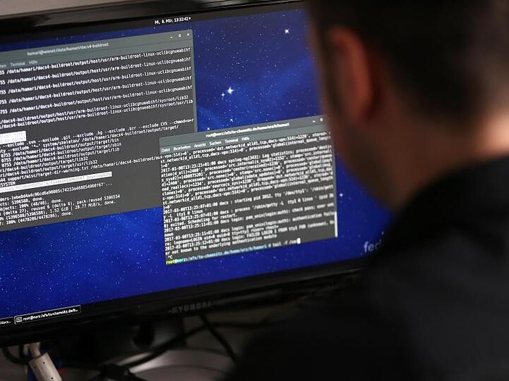 Ein Informatiker arbeitet in einem Rechenzentrum mit dem Betriebssystem Linux. Foto: Jan Woitas/Archiv
