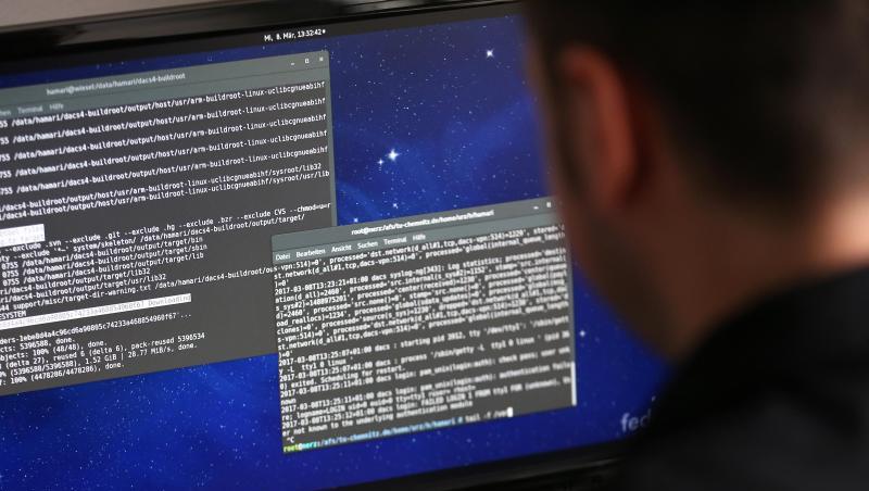 Ein Informatiker arbeitet in einem Rechenzentrum mit dem Betriebssystem Linux. Foto: Jan Woitas/Archiv Ein Informatiker arbeitet in einem Rechenzentrum mit dem Betriebssystem Linux. Foto: Jan Woitas/Archiv