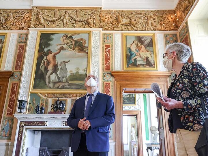 Ministerpräsident Reiner Haseloff und Kulturstiftungs-Direktorin Brigitte Mang besichtigen Schloss Wörlitz.