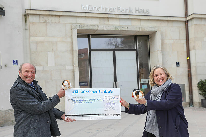 Meerschweinchen in Not rührten viele Menschen so sehr, dass Sandra Bindler (Vorstandsvorsitzende Münchner Bank eG) Jürgen Weinert von Heuwusler München e.V. eine besonders hohe Summe überreichen konnte.