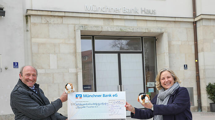 Bei „Gutes vereint“ werden Projekte unterstützt, die für viele Münchnerinnen und Münchner extrem wichtig sind. Heuwusler München e.V. rettete Meerschweinchen in Not. Das rührte viele Menschen so sehr, dass Sandra Bindler (Münchner Bank eG) Jürgen Weinert eine besonders hohe Summe überreichen konnte.