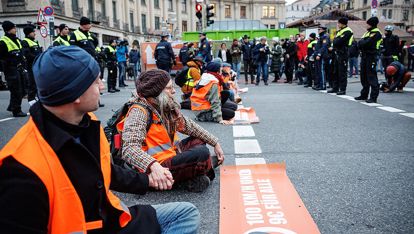 Aktivisten der Klimaschutz-Initiative "Letzte Generation" haben sich am Montag am Stachus mit ihren Händen auf die Straße geklebt.
