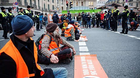 Aktivisten der Klimaschutz-Initiative "Letzte Generation" haben sich am Montag am Stachus mit ihren Händen auf die Straße geklebt.