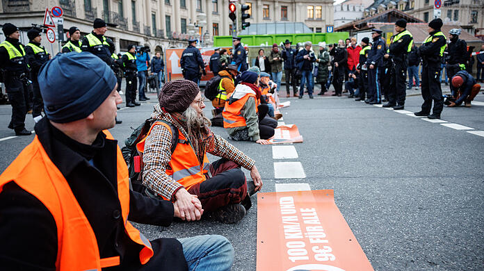 Aktivisten der Klimaschutz-Initiative "Letzte Generation" haben sich am Montag am Stachus mit ihren Händen auf die Straße geklebt.
