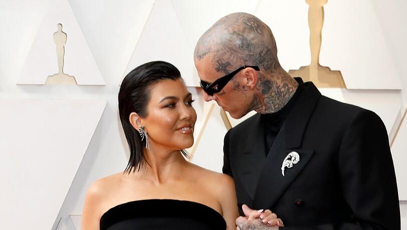 Kourtney Kardashian und Travis Barker sind seit 2022 verheiratet und haben einen gemeinsamen Sohn.