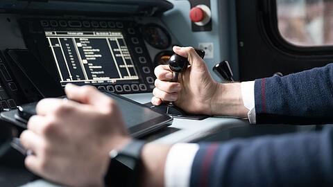 Insbesondere im operativen Bereich sucht die Bahn weiterhin Personal - und stellt nun trotz Krise Tausende Auszubildende ein. (Archivbild)