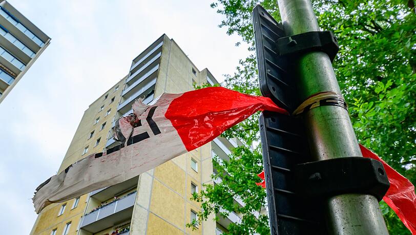 Am Morgen nach dem Sturz hängt noch Absperrband der Polizei an einem Mast. Am Morgen nach dem Sturz hängt noch Absperrband der Polizei an einem Mast.