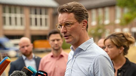 Nordrhein-Westfalens Ministerpr&auml;sident Hendrik W&uuml;st (CDU) sprich w&auml;hrend seines Besuchs bei Einsatzkr&auml;ften mit Medienvertretern.