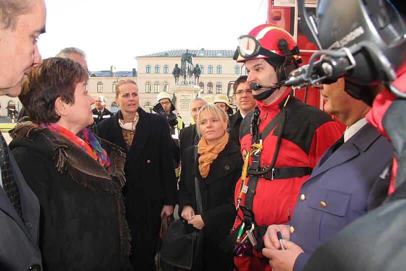 EU-Kommissarin Gerogieva informiert sich über Katastrophenvorsorge: 
Auf Einladung von Innenminister Joachim Herrmann ist die für Internationale Zusammenarbeit, humanitäre Hilfe und Krisenreaktion zuständige EU-Kommissarin Kristalina Georgieva zu Gast im Innenministerium in München. Schwerpunkt des Meinungsaustausches war die weitere Entwicklung des Katastrophenschutzes in Europa. Auf einer Präsentation auf dem Odeonsplatz zeigt die Freiwillige Feuerwehr München ihre Leistungsfähigkeit im Katastrophenschutz. In persönlichen Gesprächen mit Ehrenamtlichen überzeugt sich die EU-Kommissarin davon persönlich.