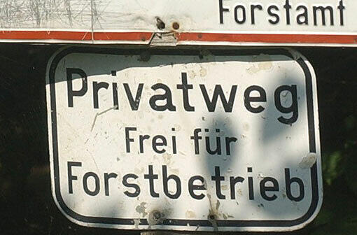 Ein Schild des Forstamtes München weist im Forstenrieder Park auf einen Privatweg hin. Ein Exhibitionist hat sich vor zwei Mädchen nahezu ausgezogen.