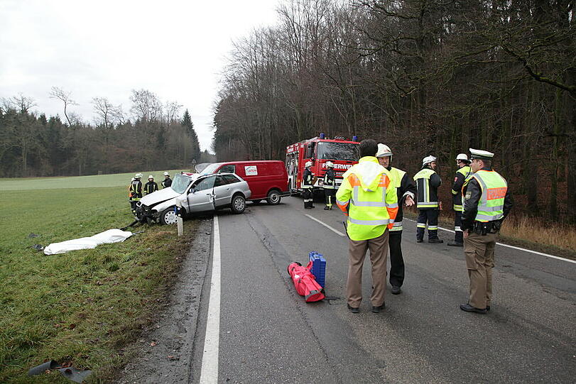 Auf der Staatsstraße 2359 krachten zwei Autos ineinander. Die Bilder vom Unfallort.