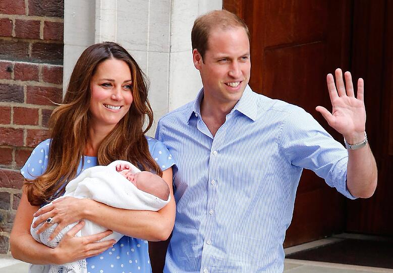 Baby George, Sohn von GROSSBRITANNIENS Prinz William und Herzogin Kate, wurde am Morgen des 22. Juli 2013 in London geboren - und schon am Abend des folgenden Tages zeigten die strahlenden Eltern die neue Nummer drei der britischen Thronfolge beim Verlassen des St. Mary's Hospital der Weltpresse. George verschlief allerdings seinen ersten Fototermin.
