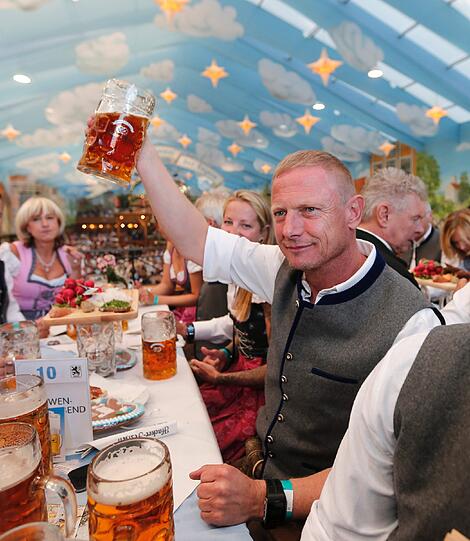 Abstecher vom frustrierenden Zweitliga-Alltag zur Wiesn: Die Löwen-Profis in bester Laune...