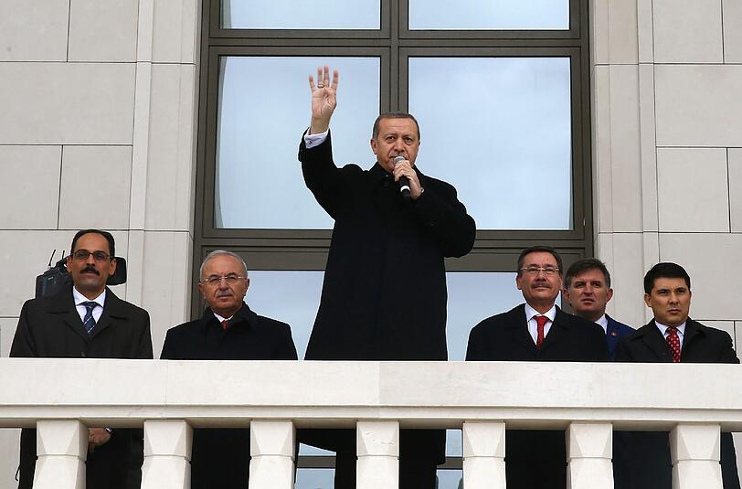 Es erinnert an eine Diktatur: Präsident Erdogan geht erneut gegen regierungskritische Medien vor.