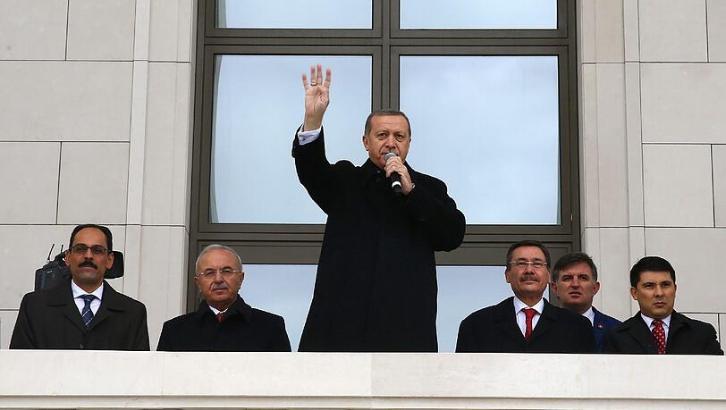 Es erinnert an eine Diktatur: Präsident Erdogan geht erneut gegen regierungskritische Medien vor. Es erinnert an eine Diktatur: Präsident Erdogan geht erneut gegen regierungskritische Medien vor.
