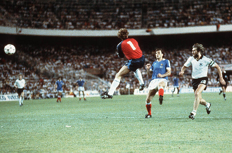 Im Elfmeterschießen setzte sich die DFB-Elf mit 5:4 durch, obwohl Ulli Stielike verschossen hatte. Die rüde Attacke des deutschen Torwarts Toni Schumacher nach knapp einer Stunden Spielzeit gegen Patrick Battiston erregt noch heute die französischen Gemüter. Mit voller Wucht sprang der "kölsche Tünn" dem Franzosen mit der Hüfte gegen den Kopf. Battiston erlitt einen angebrochenen Halswirbel, eine Gehirnerschütterung und büßte zwei Zähne ein. "Wenn es nur das ist, zahle ich ihm die Jacketkronen", meinte Schumacher hinterher zynisch, als er von ausgeschlagenen Zähnen erfuhr. Für Frankreich ist die Niederlage von Sevilla immer noch ein riesengroßes Trauma.