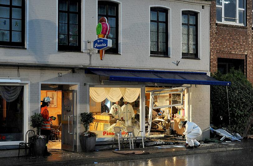 Unfallspezialisten von Polizei und Feuerwehr untersuchen die kleine Eisdiele "Pinocchio" in Bremervörde. Foto: Ingo Wagner/Archiv