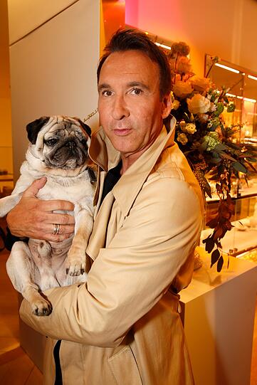 Jochen Bendel mit Mops Gizmo