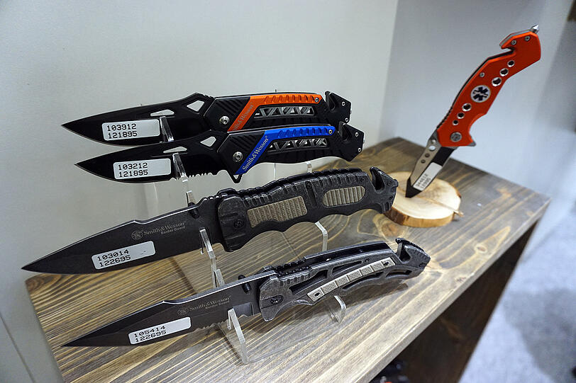 Ein anderer Messer-Trend: Einhand-Messer mit Gurtschneider als Rettungswerkzeuge fürs Handschuhfach.