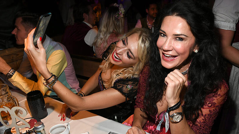 Verena Kerth mit Mariella Ahrens.