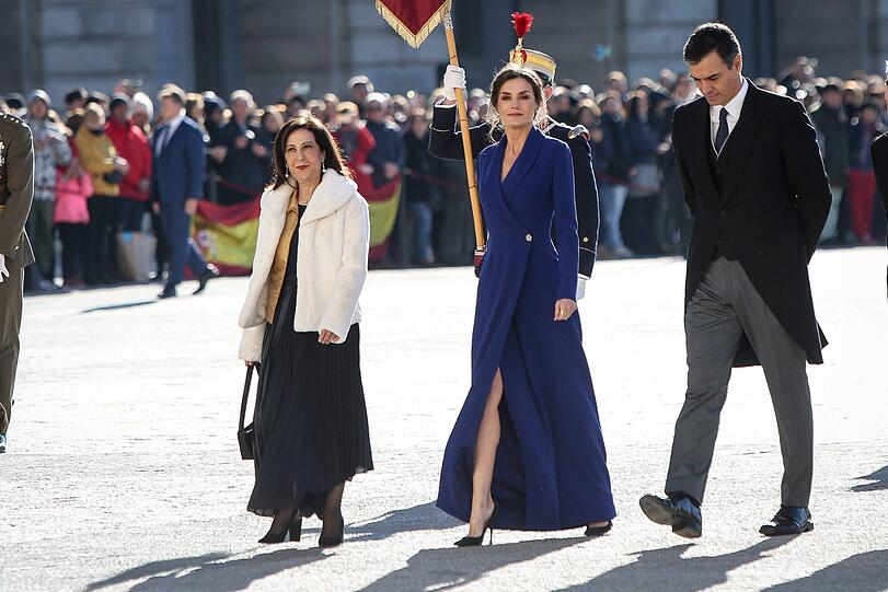 Königin Letizia mit gewagtem Beinschlitz auf dem Weg zur Neujahrs-Militärparade im royalen Palast in Madrid.