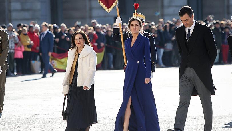Königin Letizia mit gewagtem Beinschlitz auf dem Weg zur Neujahrs-Militärparade im royalen Palast in Madrid. Königin Letizia mit gewagtem Beinschlitz auf dem Weg zur Neujahrs-Militärparade im royalen Palast in Madrid.