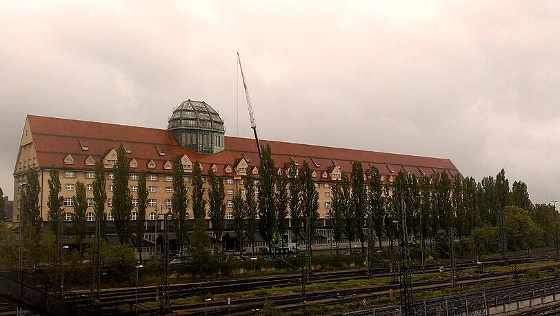 Erste Hilfe für die Kuppel: Der Kran am Hauptzollamt von der Donnersbergerbrücke aus gesehen.