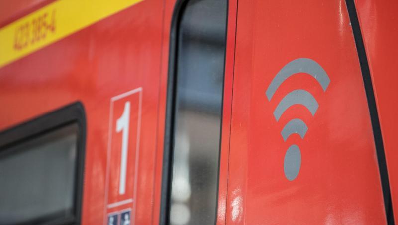 Laut Fahrgastverband Pro Bahn ist die Verfügbarkeit von kostenfreiem WLAN auf Regionalbahn-Strecken unzureichend. Laut Fahrgastverband Pro Bahn ist die Verfügbarkeit von kostenfreiem WLAN auf Regionalbahn-Strecken unzureichend.