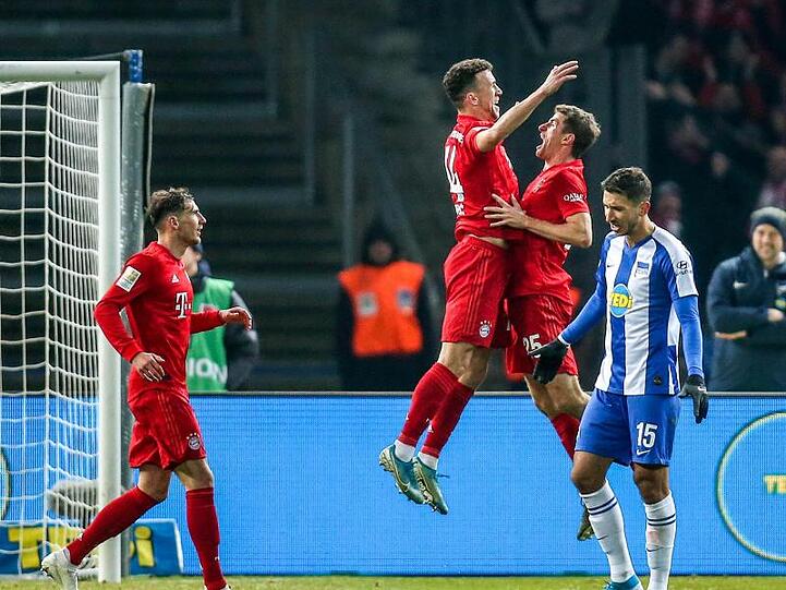 Ivan Perisic (2.v.l) und Thomas Müller (2.v.r) von Bayern München springen vor Jubel in die Höhe. Foto: Andreas Gora/dpa