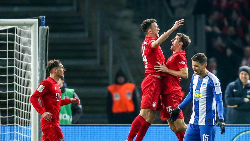 Ivan Perisic (2.v.l) und Thomas Müller (2.v.r) von Bayern München springen vor Jubel in die Höhe. Foto: Andreas Gora/dpa Ivan Perisic (2.v.l) und Thomas Müller (2.v.r) von Bayern München springen vor Jubel in die Höhe. Foto: Andreas Gora/dpa