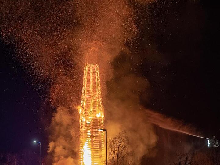 Der 60 Meter hohe Holzturm wurde von der Feuerwehr wegen starkem Funkenflug gelöscht.